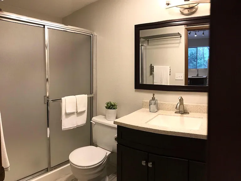 2325 W Crockett St — Photo 5