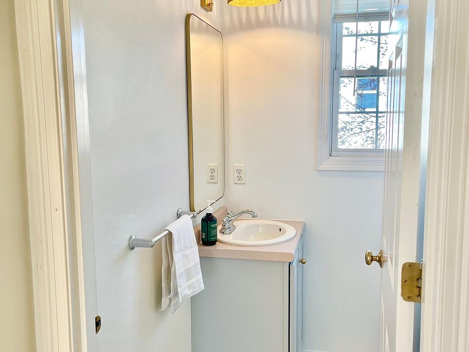 2nd floor half bathroom