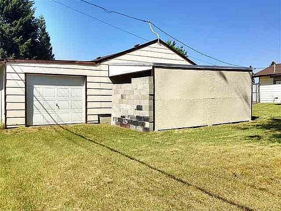 Rear garage and Carport