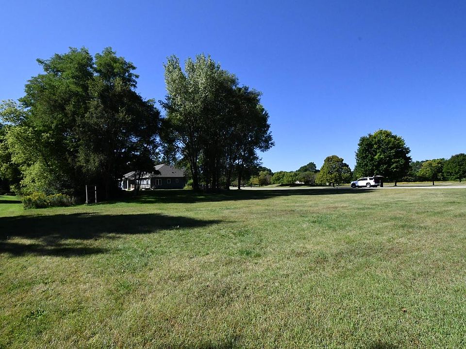 2nd image of 494 Meadowlark Ln E