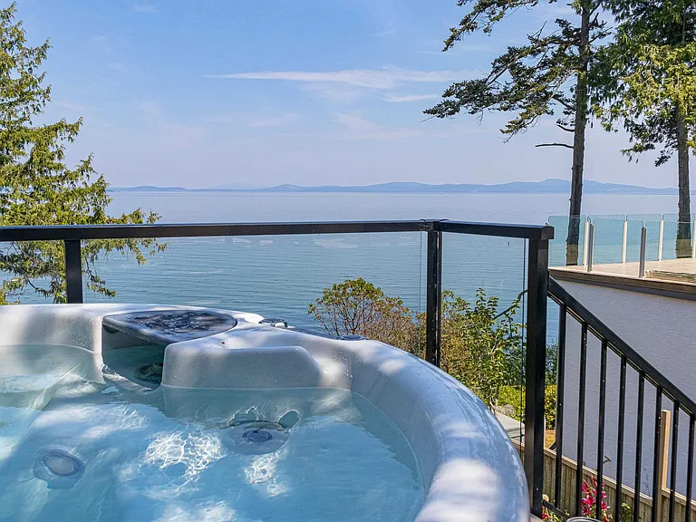 4901 Cordova Bay Rd — Photo 24
