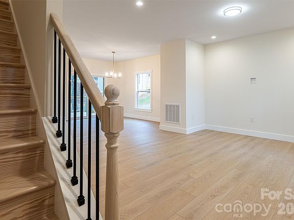 5th image of 169 Cascade Ridge Rd