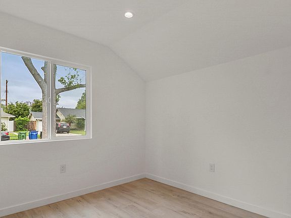 4th image of 7844 Lasaine Ave #Adu
