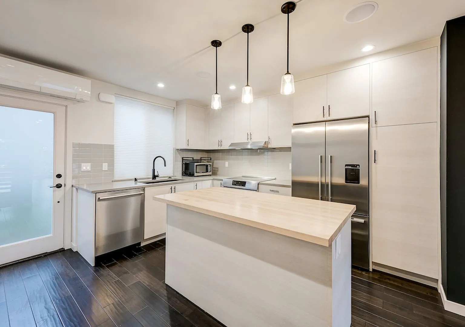 Gorgeous 3Bed/2.5 Bath Townhome in Queen Anne! — Photo 3
