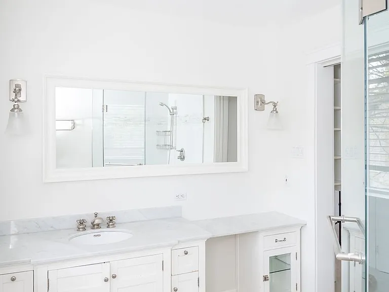 209 Allan St — Photo 16