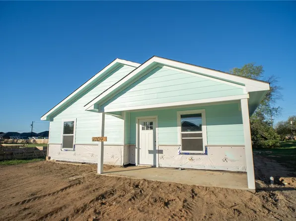 1704 Pine St, Hearne, TX 77859