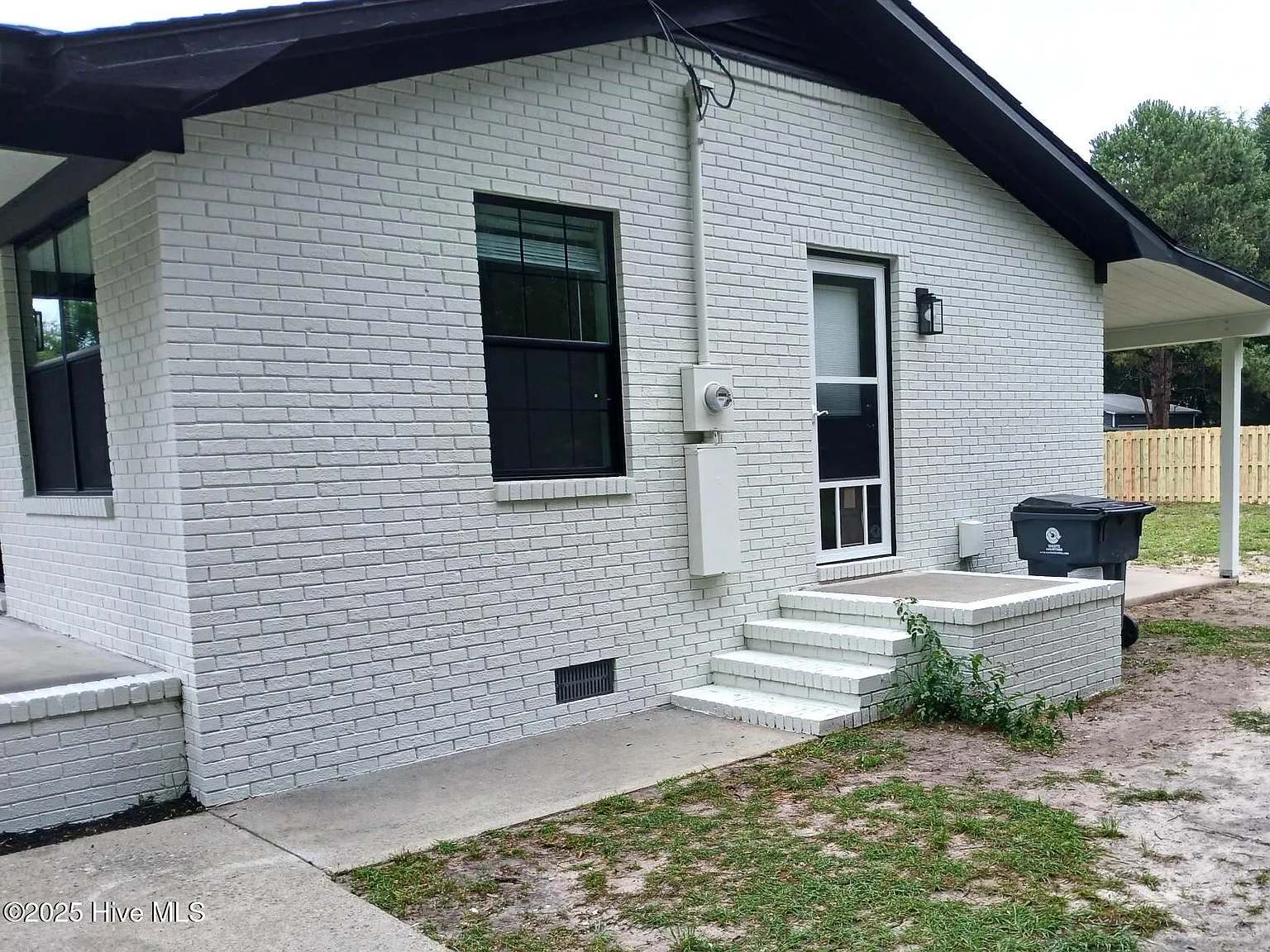 3 bed, 2.0 bath, 1075 sqft, $2,100 — Photo 2