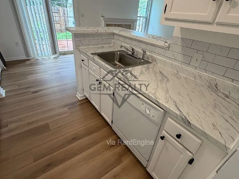 569 Cromwell Ct — Photo 16