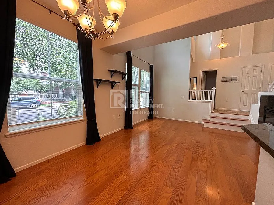 Bright and Open Townhome in the middle of Central Park — Photo 3