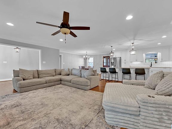 3rd image of 281 Meadow Trl