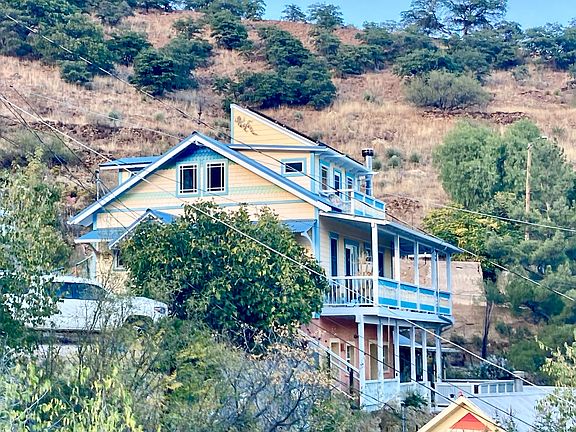 Approaching the house on High Road