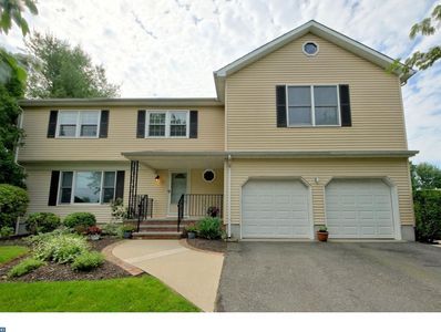 2 Eastern Dr, Kendall Park, NJ, 08824