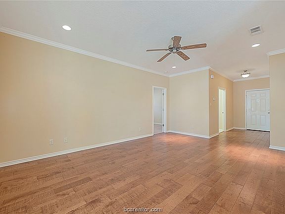 3rd image of 994 Skrivanek Dr