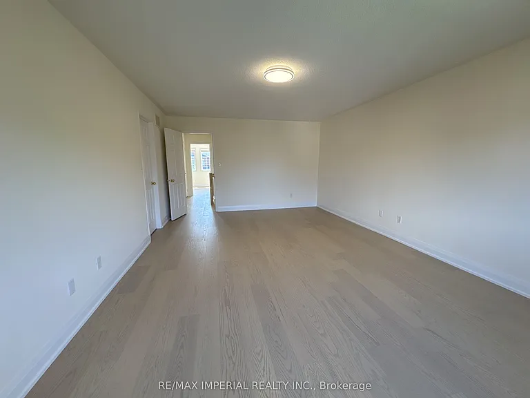 70 Maffey Cres — Photo 14