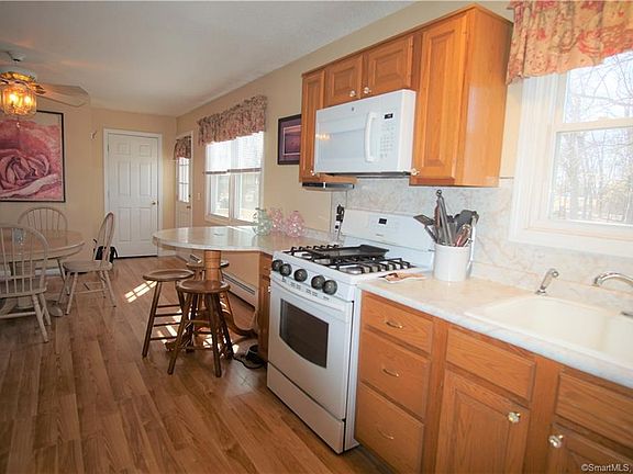 5th image of 50 Karen Dr