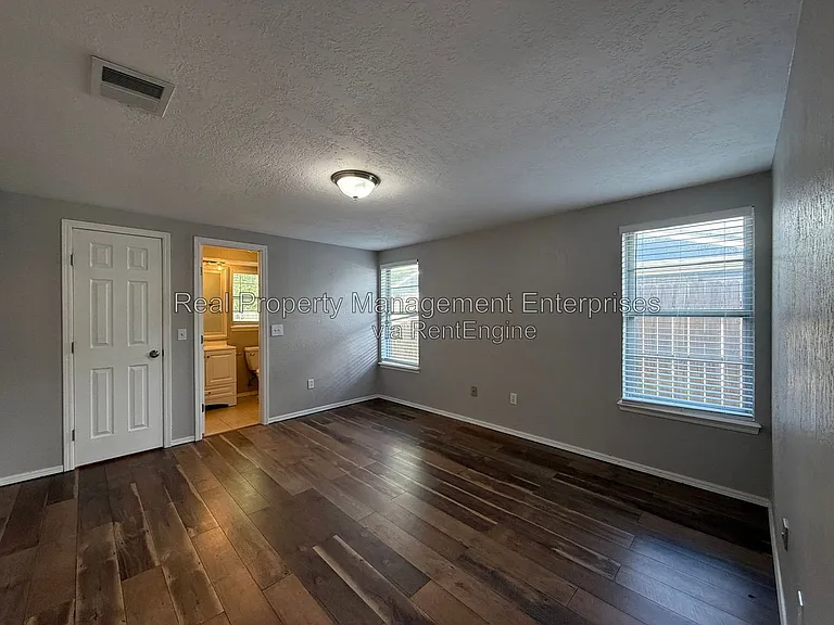 1071 Castlebury Mansion — Photo 15