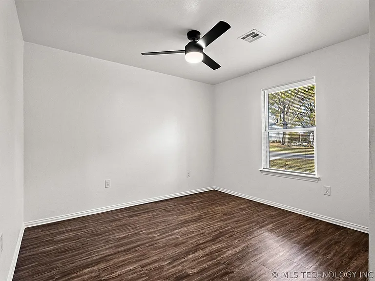 407 E Jones St — Photo 7