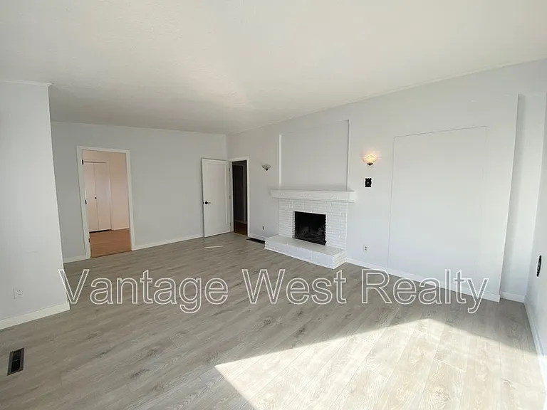 1319 Kelglen Cres #A — Photo 24