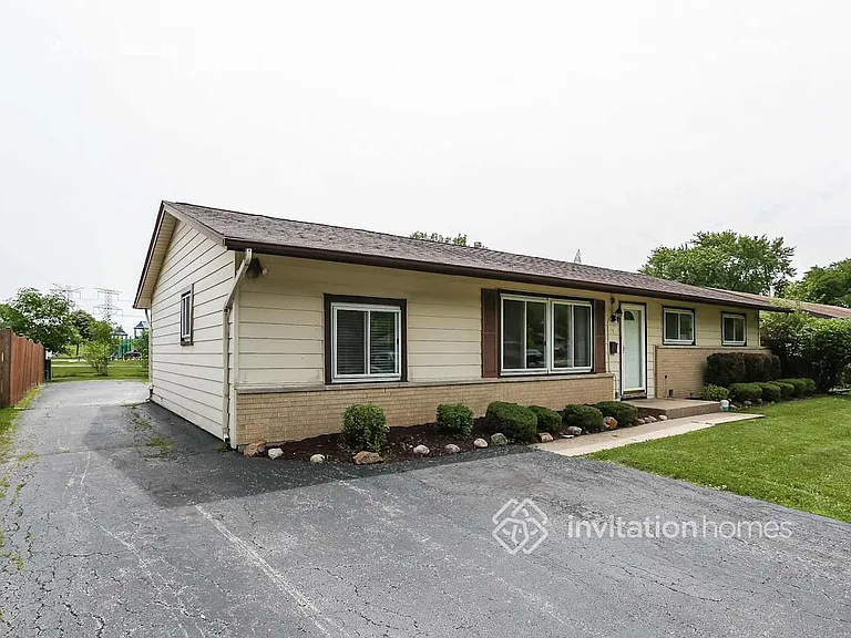 137 Shadywood Ln — Photo 2