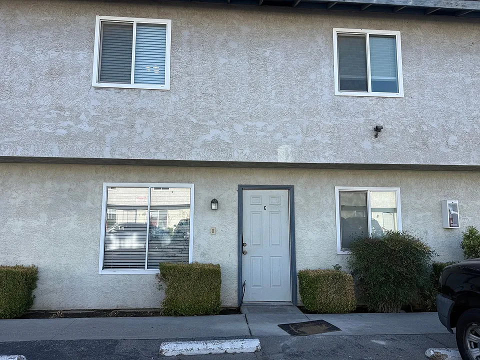 124 White Ln