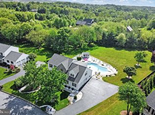 8 Village Dr, Lititz, PA 17543