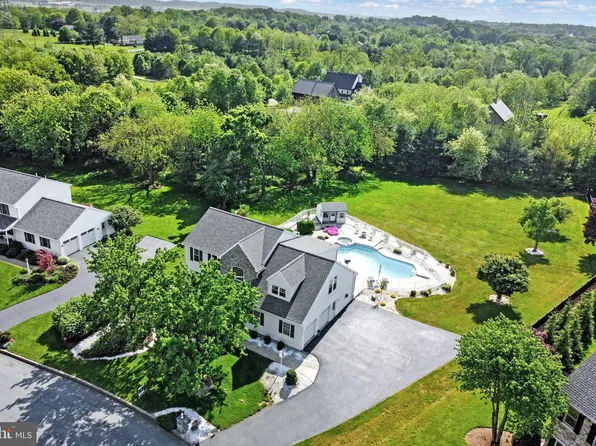 8 Village Dr, Lititz, PA 17543