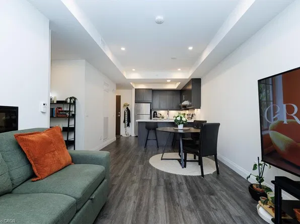 30 Hamilton St S #201, Hamilton, ON L8B 1V8