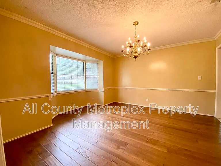 223 Woodcrest Dr — Photo 2