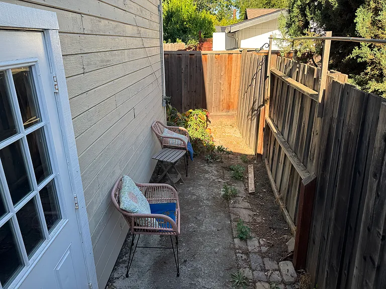 Rose Ave — Photo 22