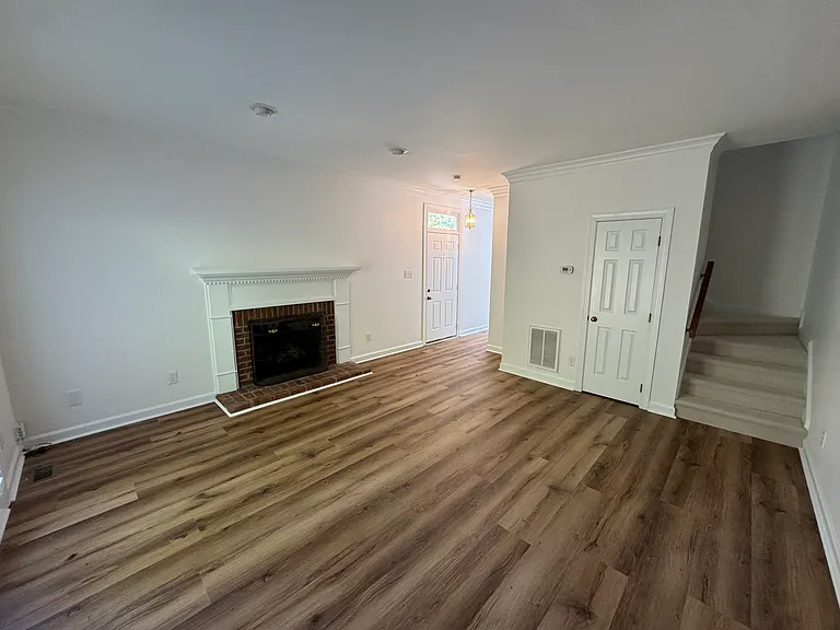1551 Village Glenn Dr — Photo 6