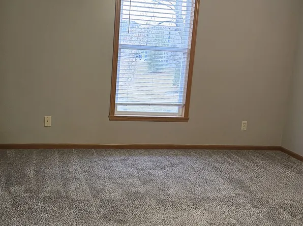 2222 Grandchester Pl, Rockford, IL 61107