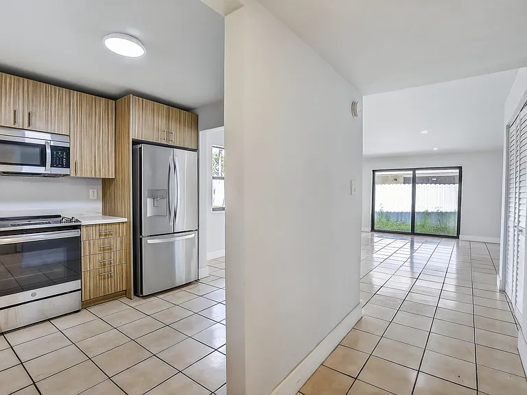 1721 SW 40th Ter #B — Photo 9