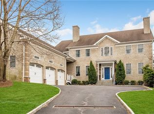 4 Hillandale Dr, New Rochelle, NY 10804