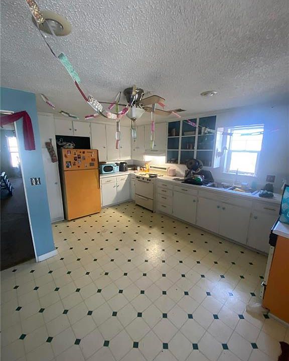 1st image of 300 W Pine St