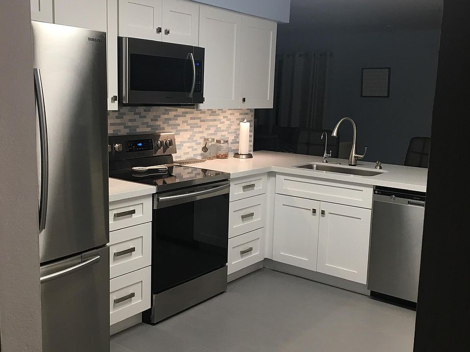 Newly remodeled kitchen, Samsung appliances. Ice and water dispenser. New tile and baseboards