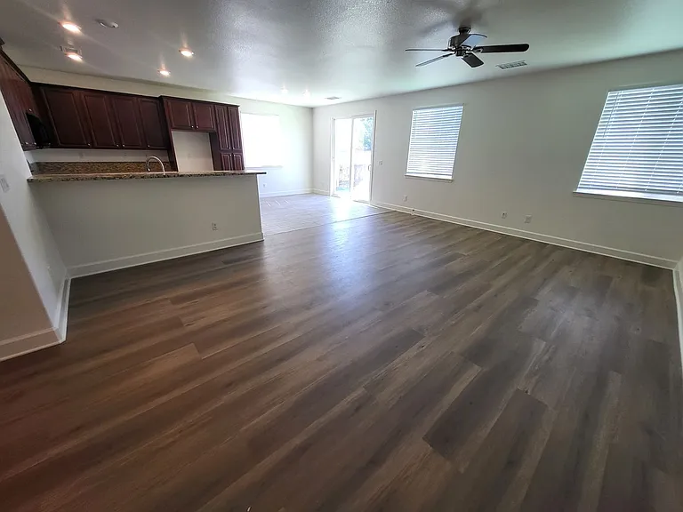 1147 Lahontan Dr — Photo 3