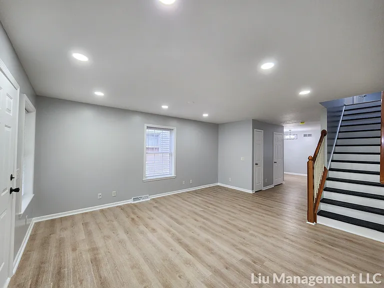 1042 N Traub Ave — Photo 2