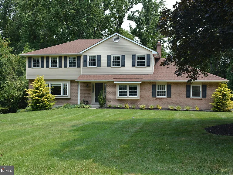 711 Brainerd Rd — Photo 1