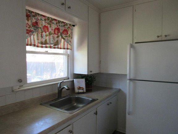 4th image of 3837 Lily St