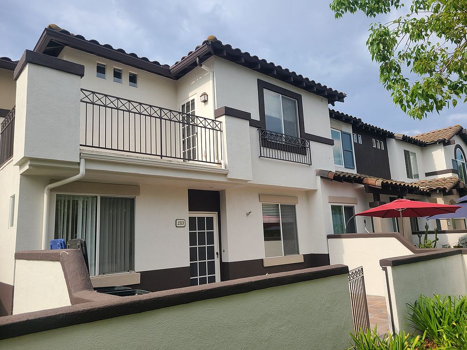 Main entry way..External paint was done less than a year ago by HOA.