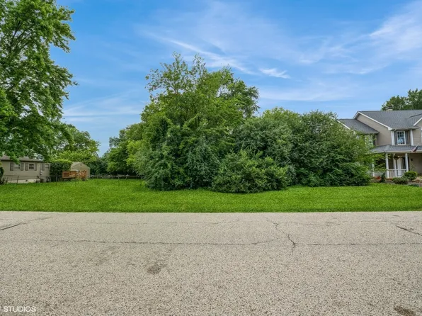 5511 Greenview Rd, Cary, IL 60013