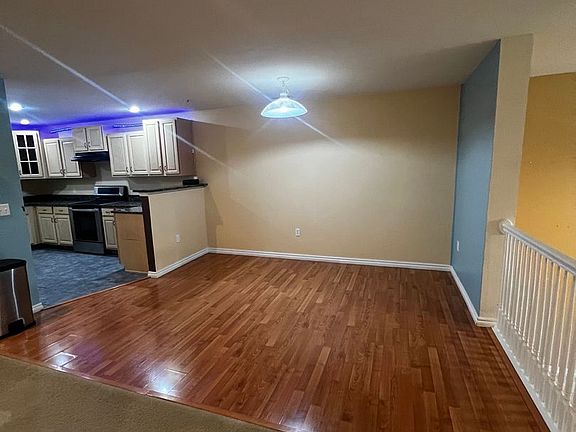 5th image of 22 Fuller Cir
