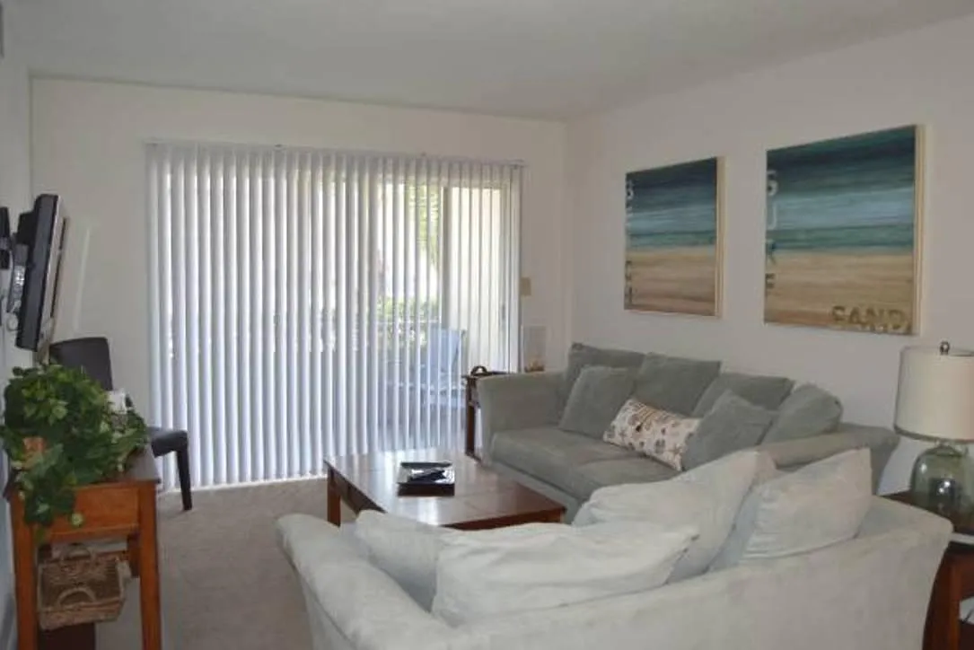 Imperial Palms Apartments — Photo 4