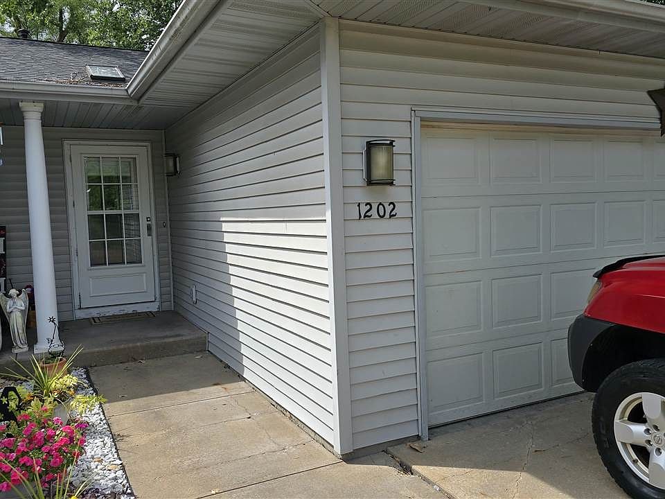 2nd image of 1202 N Boston Way