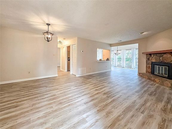 5th image of 2214 Lake Pointe Cir