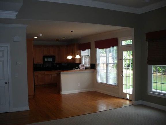 Great kitchen w/ granite.