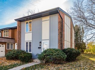 11 Cypress Sq, Elgin, IL 60123