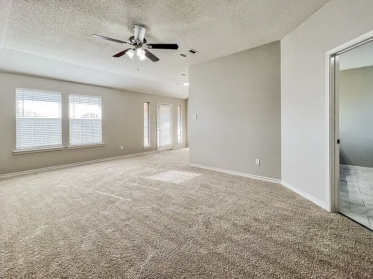 6902 Graham Dr — Photo 10