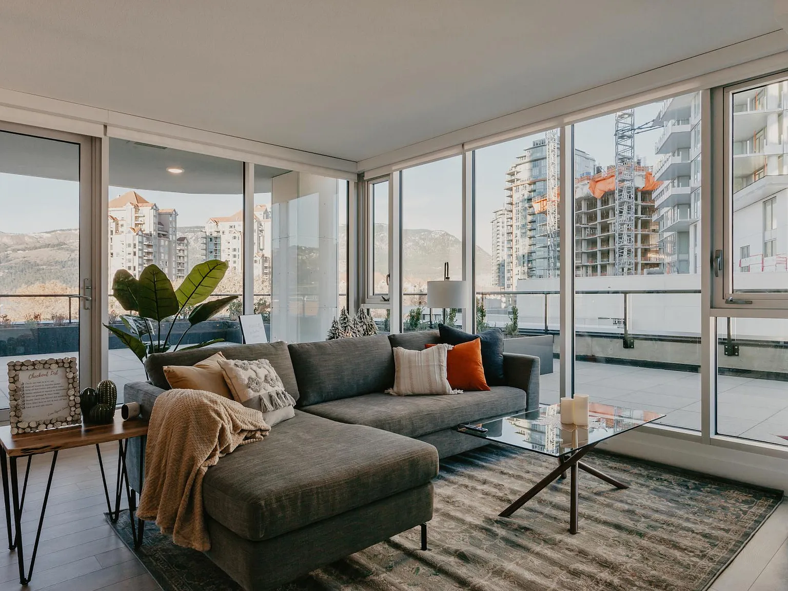 2 bed, 1095 sqft, $4,350 — Photo 4