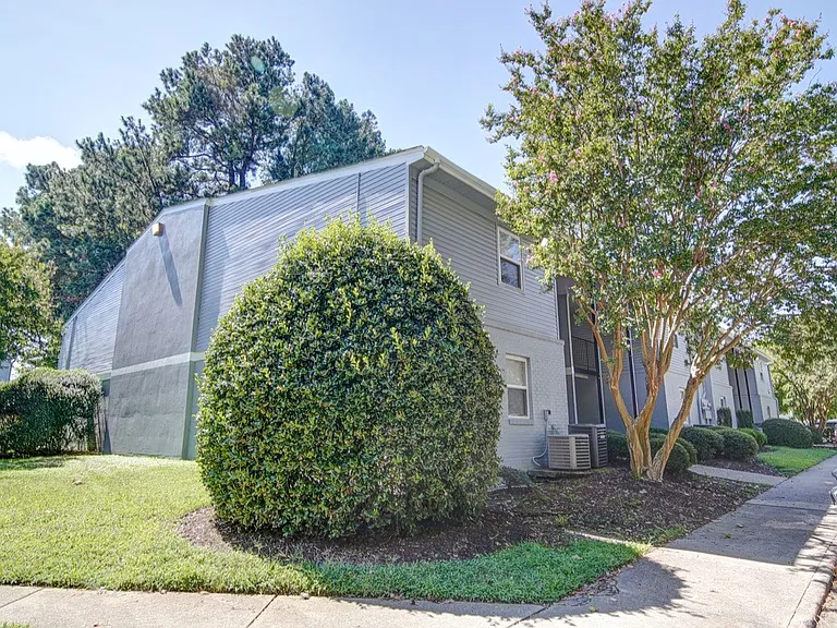 River Breeze Apartments — Photo 17